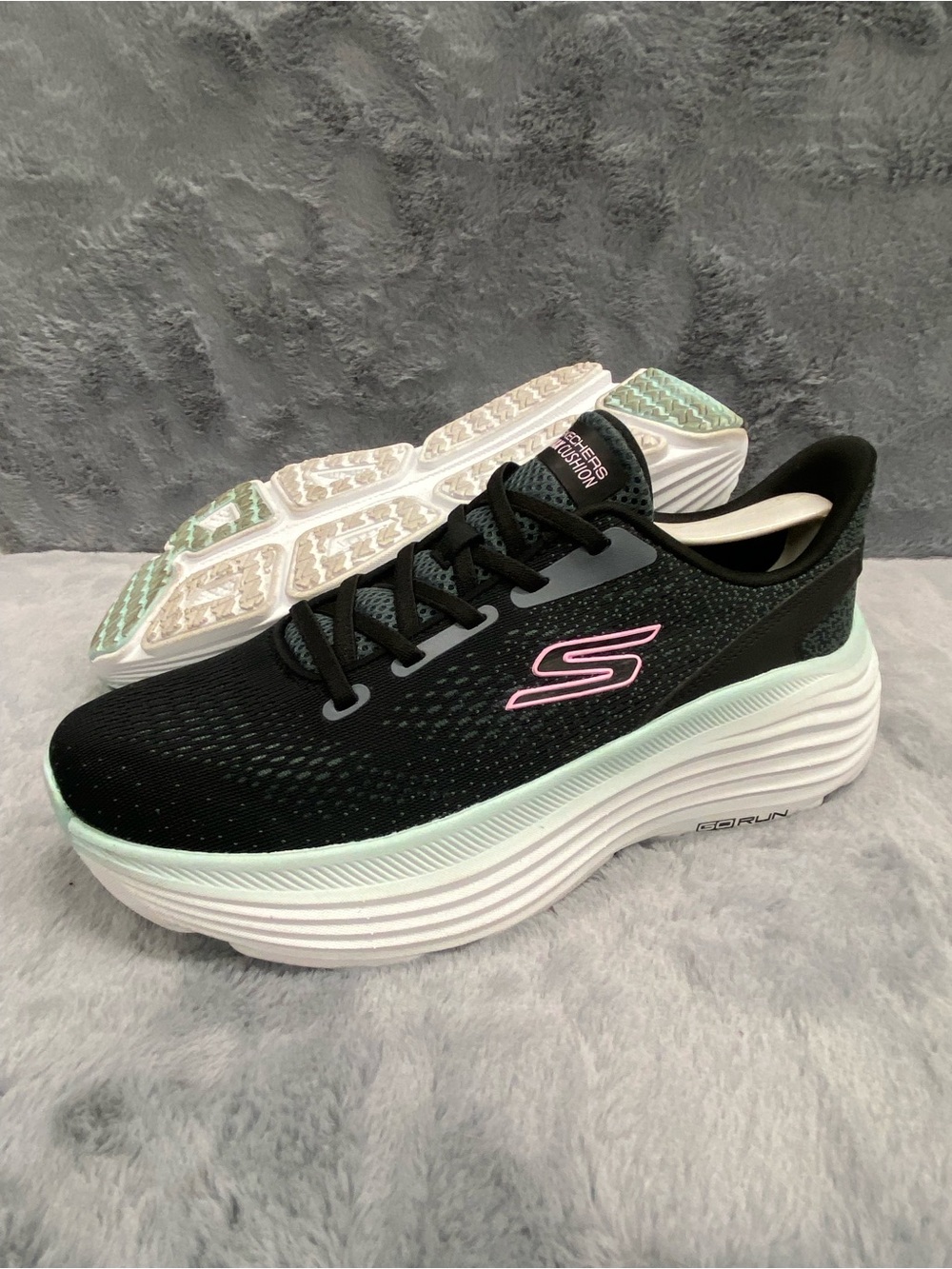 Skechers Women's Size 7 Max Cushioning Endeavour Kauska Running Shoes